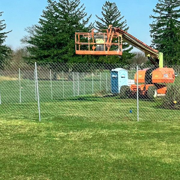 temporary chain link fences are easily assembled and disassembled, can be installed on any type of ground, and don't require any digging